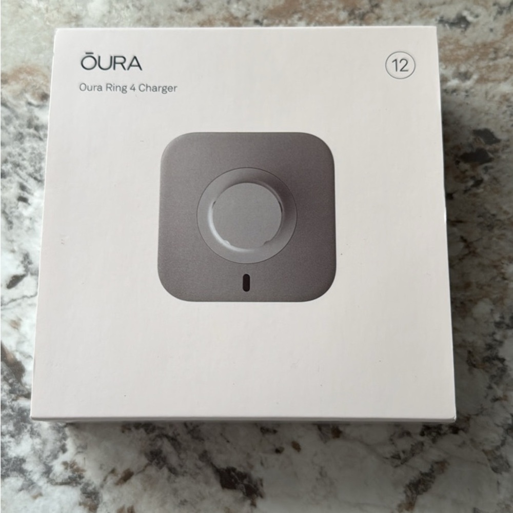 Oura Ring 4 Charger in Light Gray